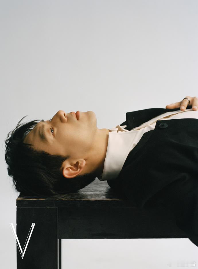 2025的桃花劫竟然是李现  有李现当 “现男友”，简直人生赢家。想象一下，带着