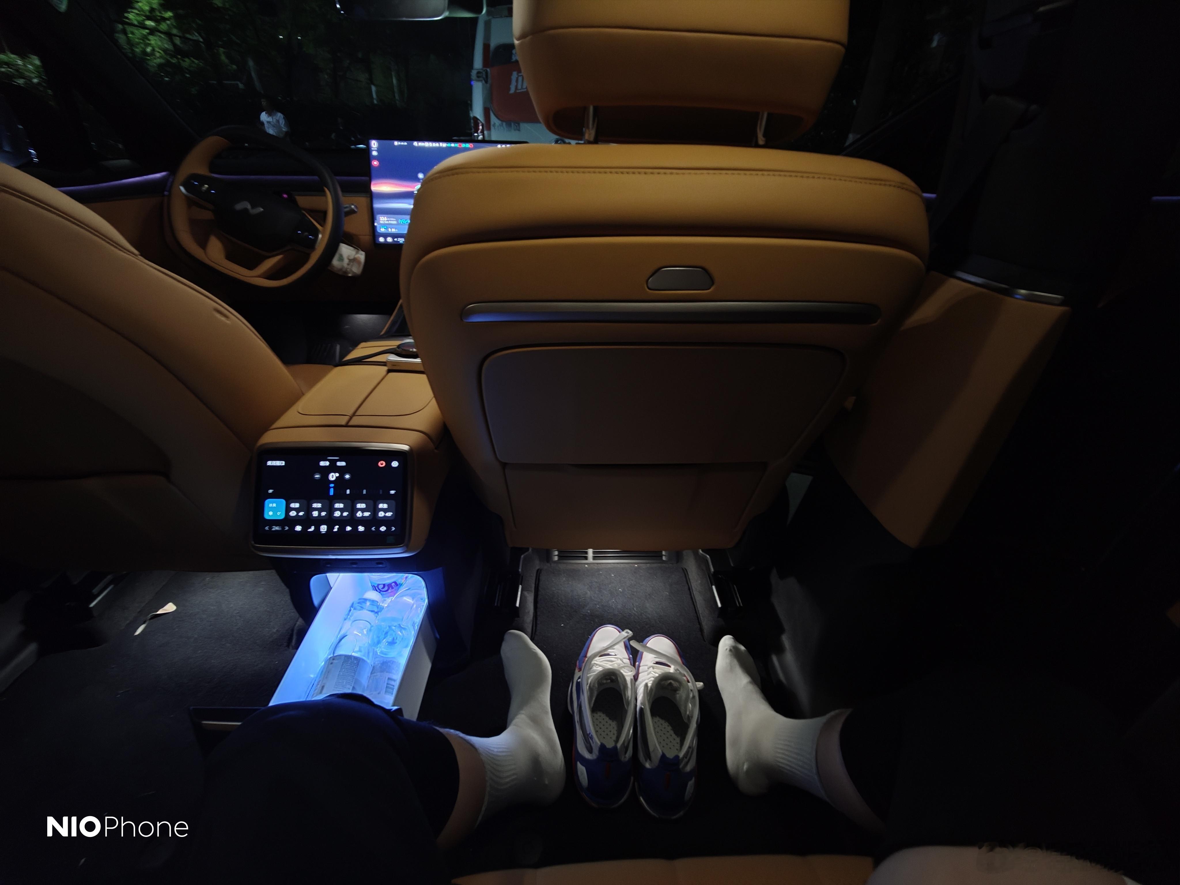 乐道L80篮球运动神车，在后排换鞋什么的太方便了。电动兄弟