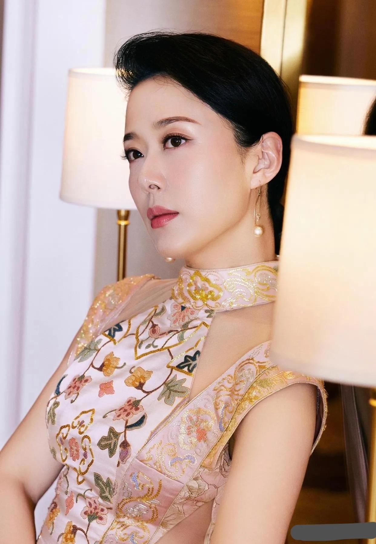 女神颜丹晨，越来越有女人味了。
