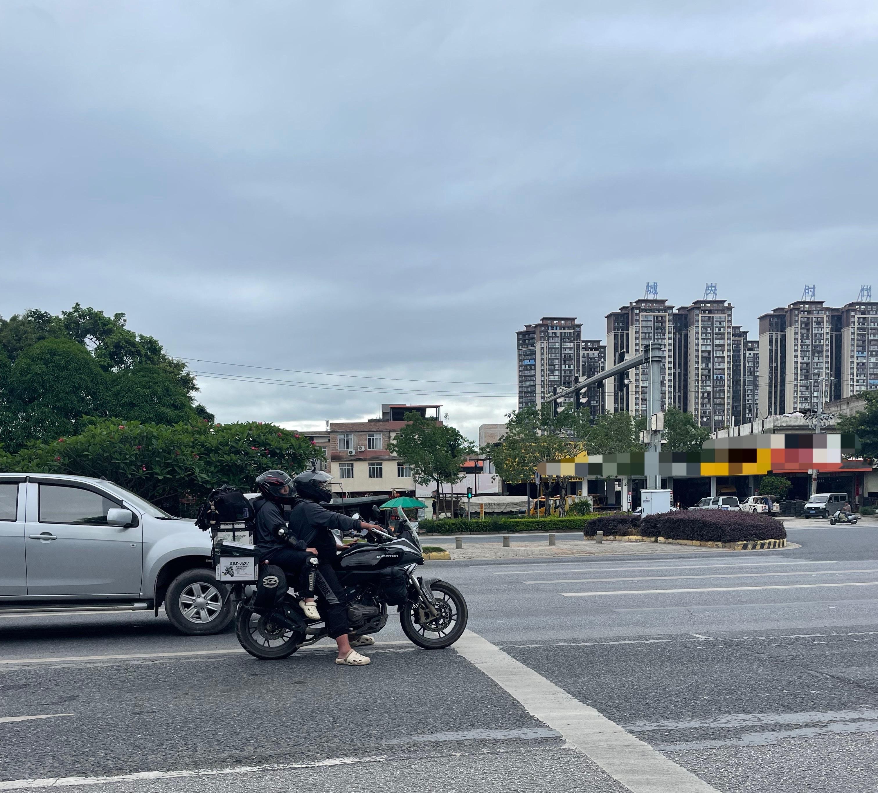 【玉林二环北一对男女穿拖鞋骑无号牌摩托车】5月17日下午3点40分左右，玉林市二