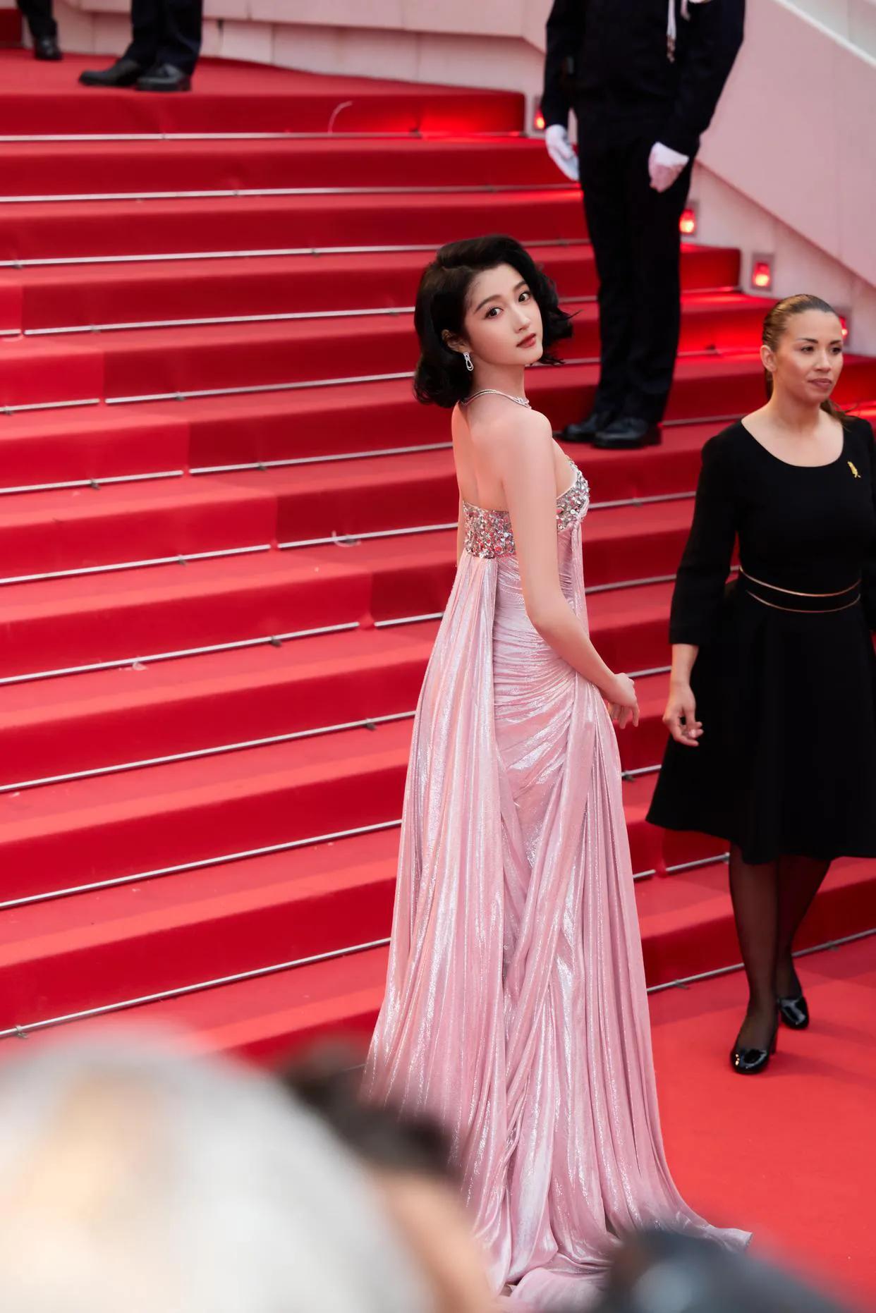 第77届戛纳国际电影节上的关晓彤，复古东方女郎，一抹靓丽粉色，不过这发型，瞬间老