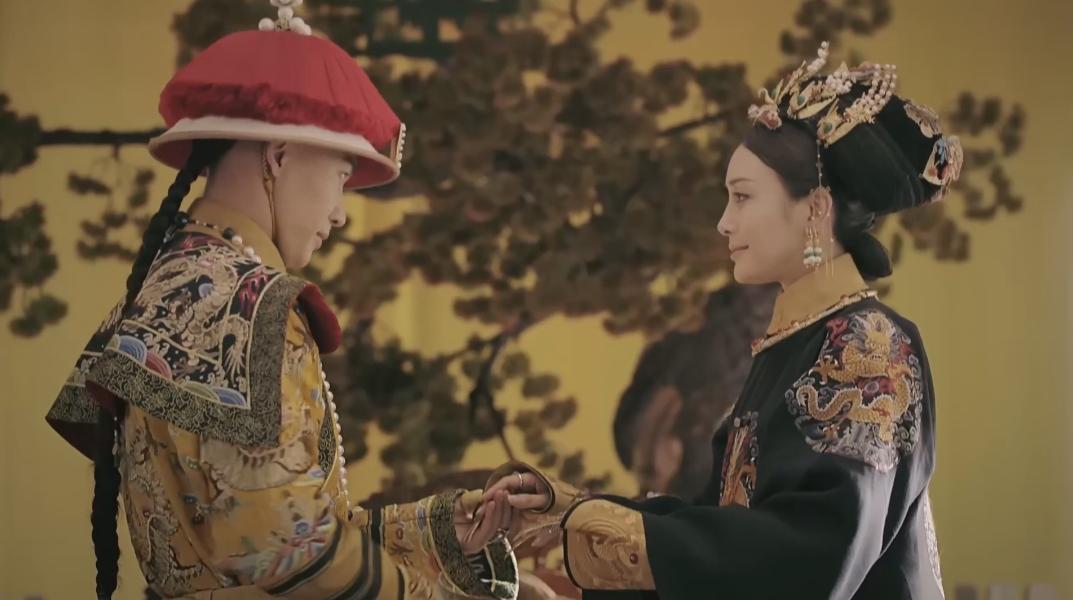 皇上亲自扶皇后起身，高贵妃恨得牙痒痒。

小细节处，能看出皇上对皇后是有情意的，