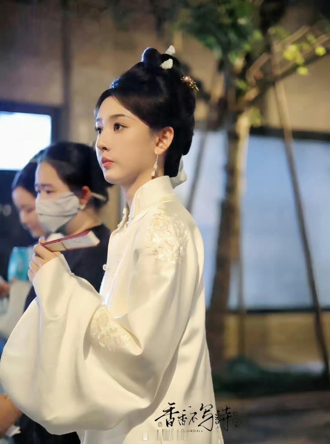 宋祖儿表妹万福白衣执扇路透 哇塞了啊，宋祖儿在电视剧《表妹万福》的每套造型都能让