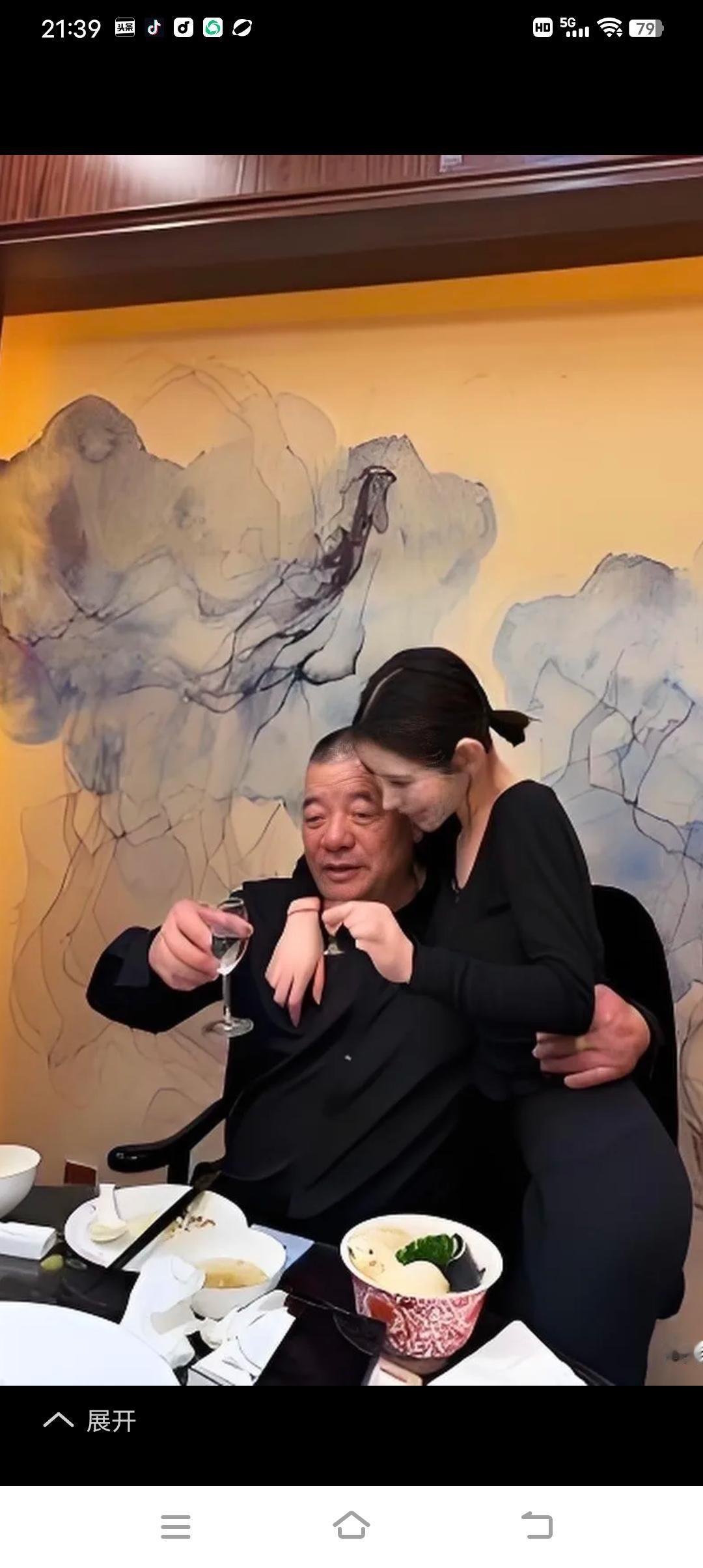 你能看得惯这样喝酒吗？

你最想对他们说句什么话？

周瑜打王盖，一个愿打，一个