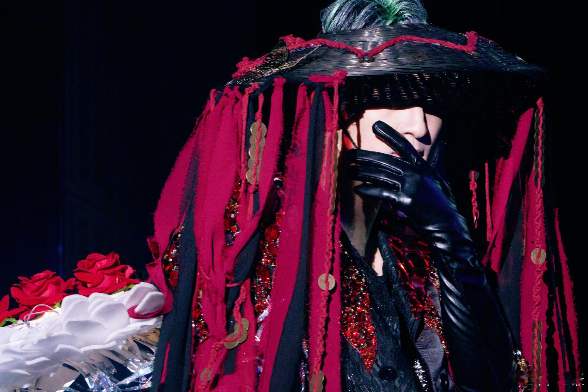 #薛之谦打嗝全场喊退票#  薛之谦镇江演唱会，台上打了一个嗝，然后台下粉丝全场喊