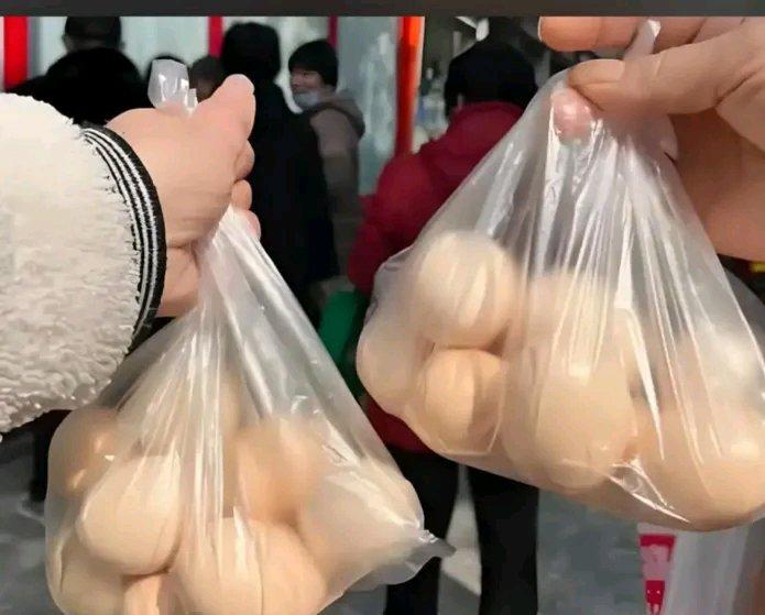 爸妈沉迷私域直播，这背后藏着“干闺女”般的温柔陷阱。就像北京江女士72岁的父母，