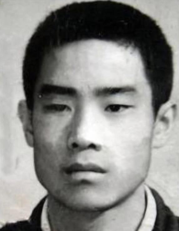 1983年9月18日，朱老总的孙子朱国华以“流氓罪”被判处死刑。事后，其奶奶康克