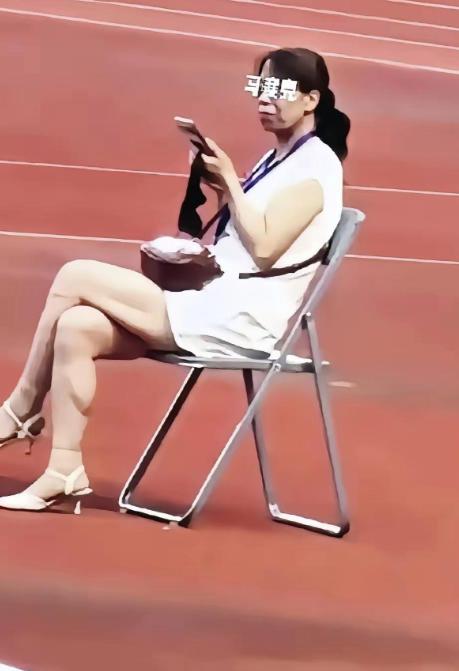 不用为她狡辩！甘肃平凉陇超联赛奏国歌事件的当事女子，身份已经彻底查清。她不是什么