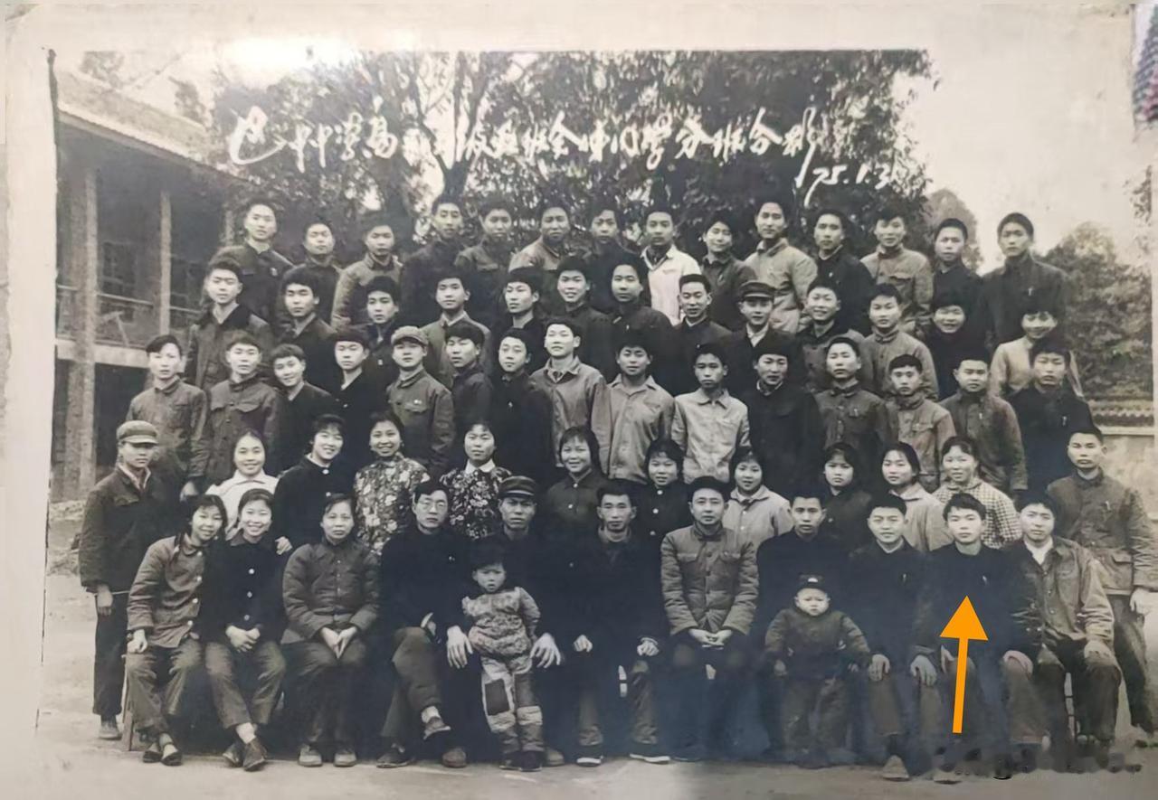 近年有同学在微信群里发了这张合影，非常感激，原照片保存很好。时光飞逝，转眼间51