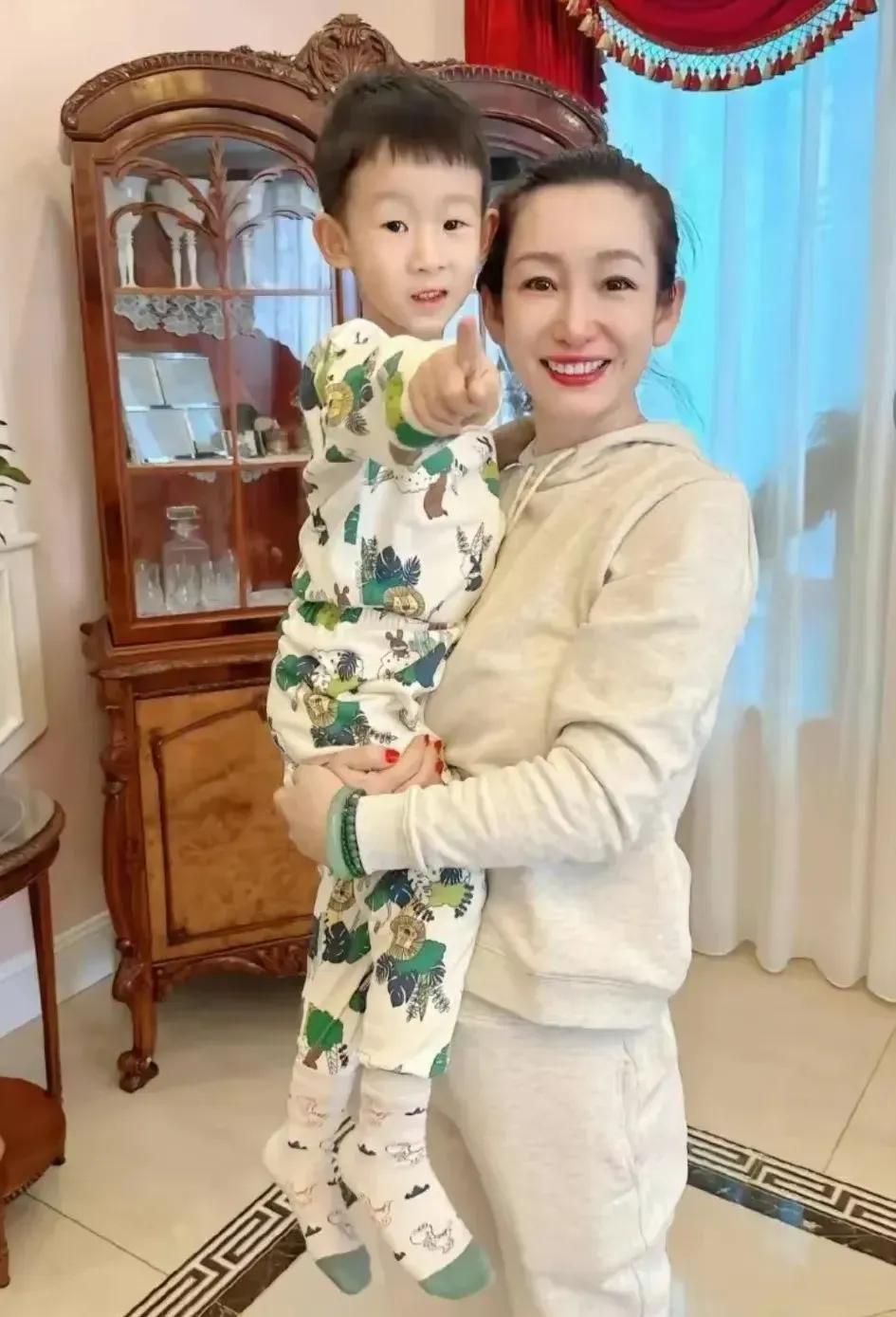 秦海璐和大儿子的合照，她俩长的像吗？