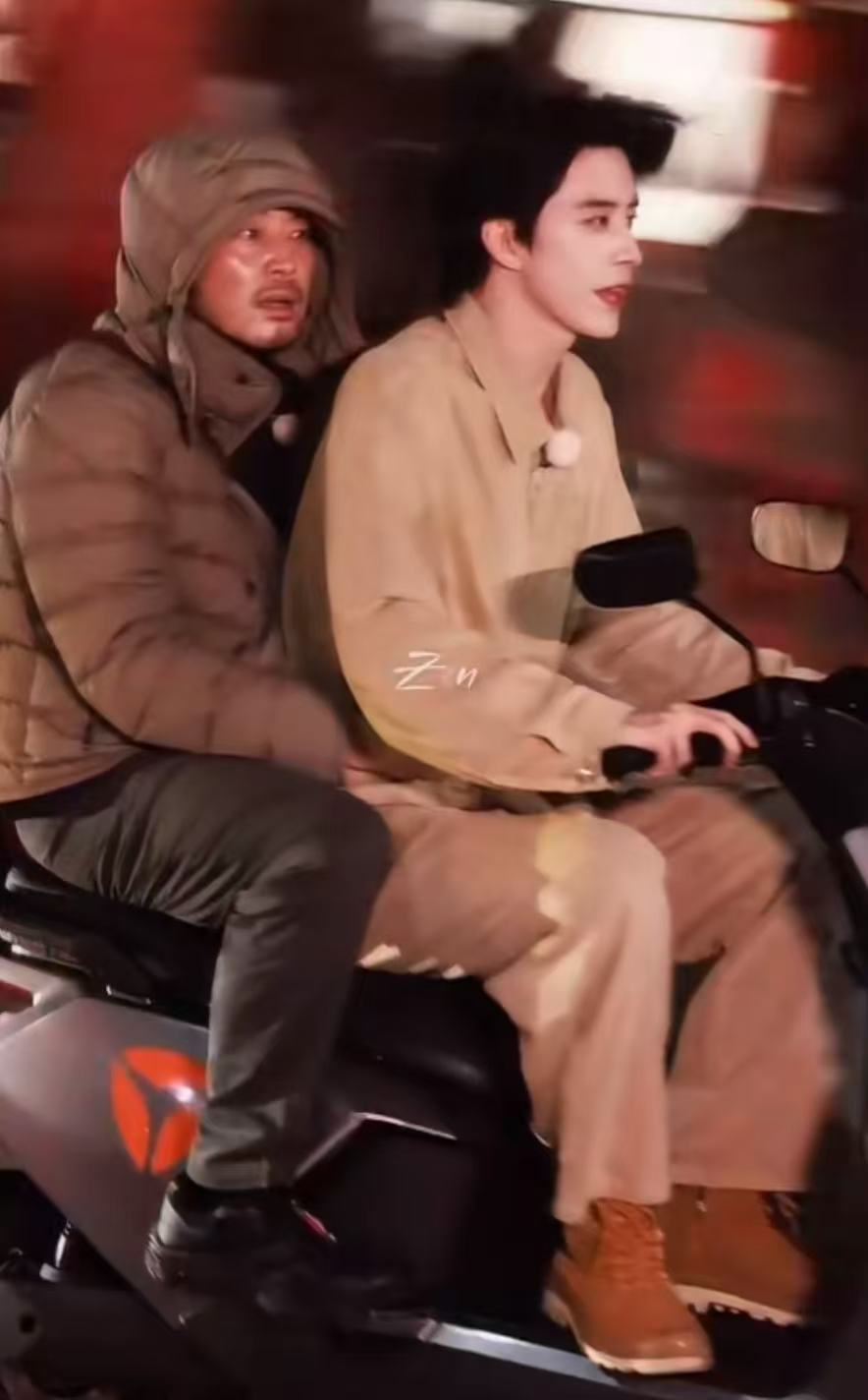 敖瑞鹏骑鬼火带沙溢去镇上喝奶茶敖瑞鹏沙溢宿命感敖瑞鹏沙溢宿命感，谁懂，[色][色