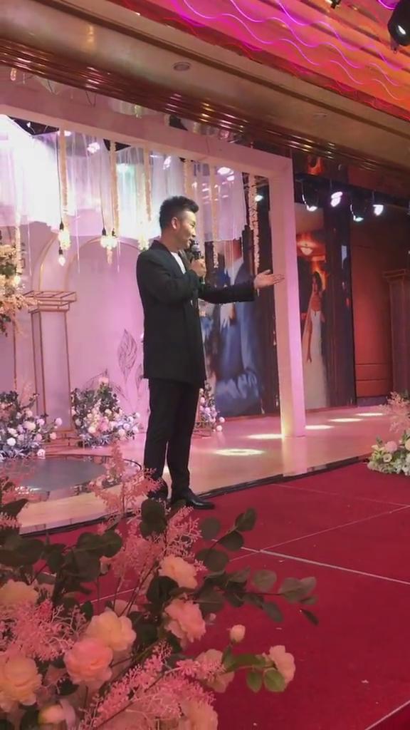 也送给我们伟大的祖国，祖国万岁，新婚快乐。唱的太好了，太好了。看我说这句话，我生