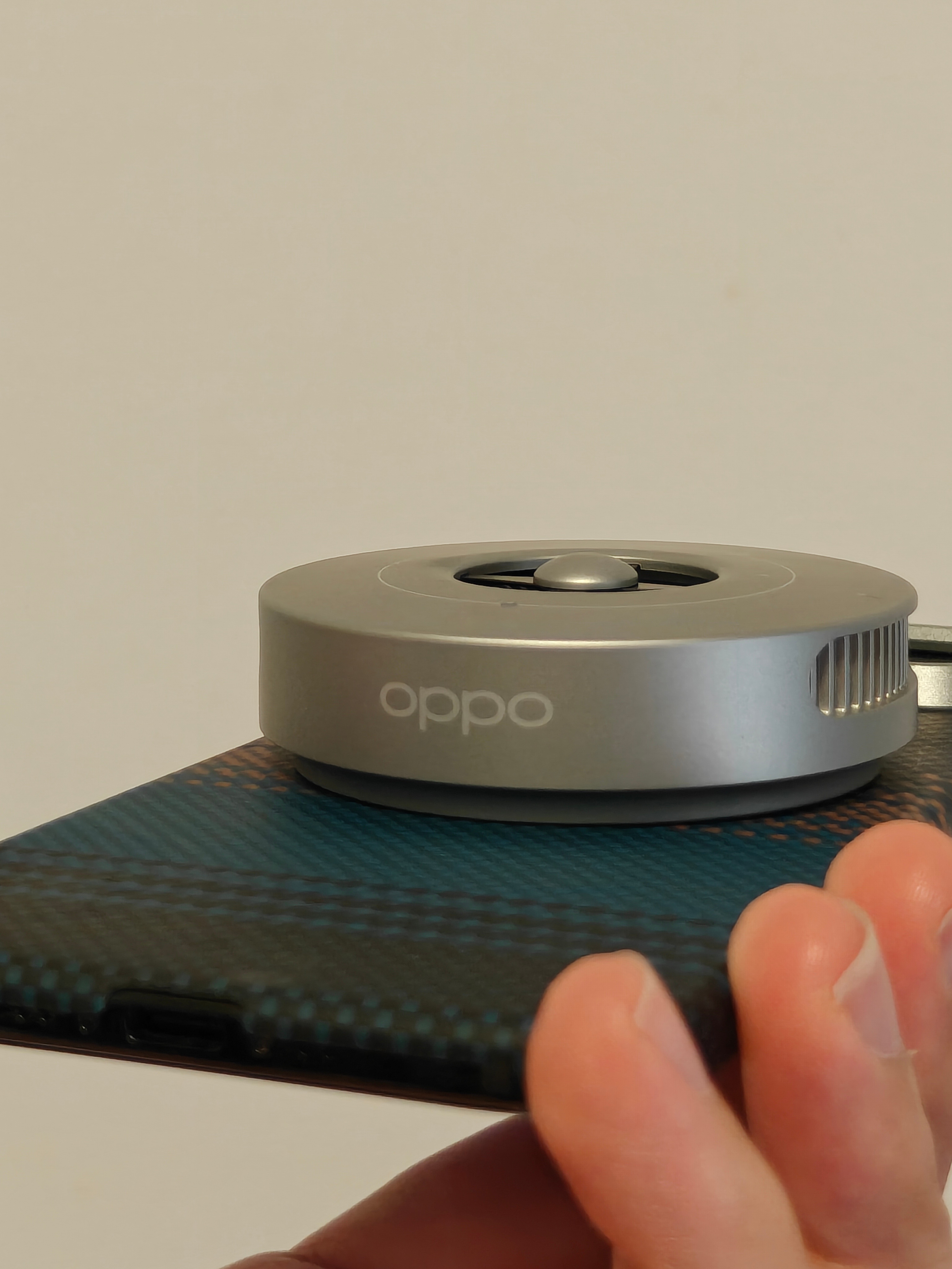 虽然平常很少用磁吸散热器，有一说一黄老师送的这个无线充散热器质感真不错。 