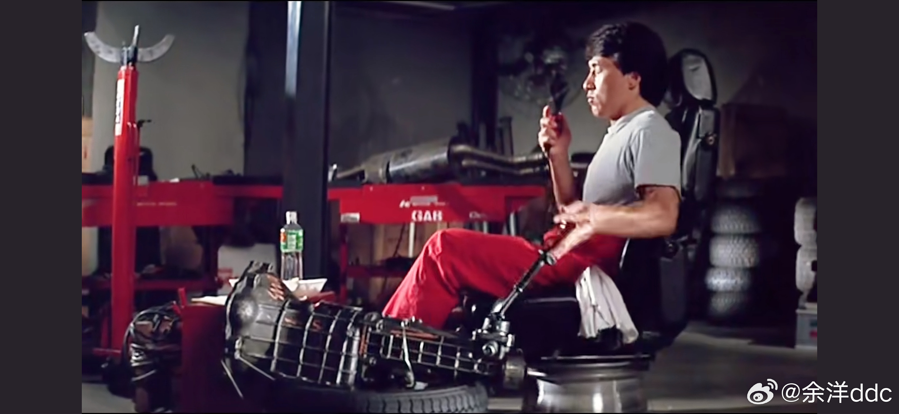 《霹雳火》这一段小时候没看懂，以为成龙就是随便玩，实际上是闭着眼睛，捏着码表在脑