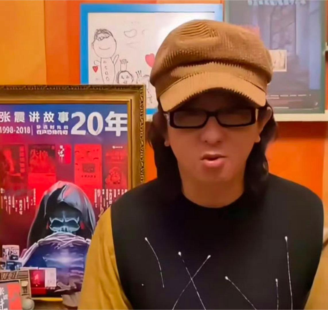 张震说我是所有人的童年噩梦这话我作证，他每次讲故事，我都感觉我就算坐在阳光下都会