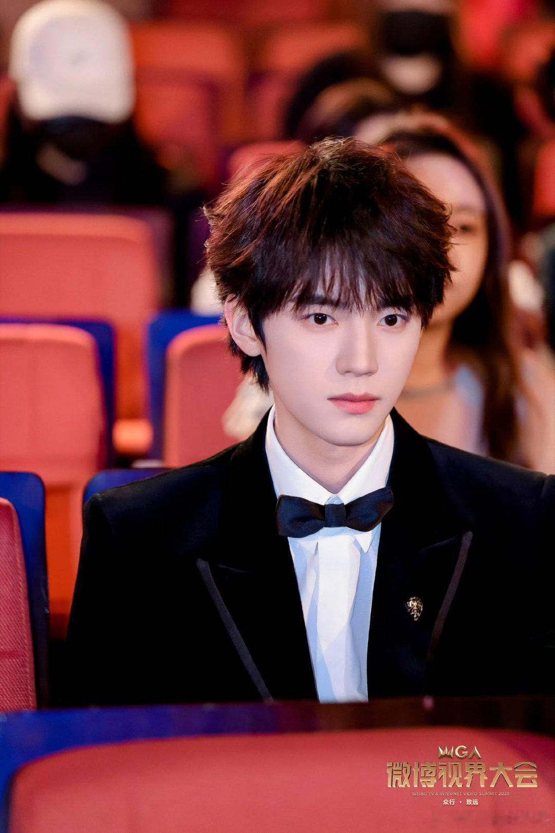 周翊然获年度青云瞩目演员 用热爱坚守演艺初心，用实力赢得观众认可，恭喜！ ​​​