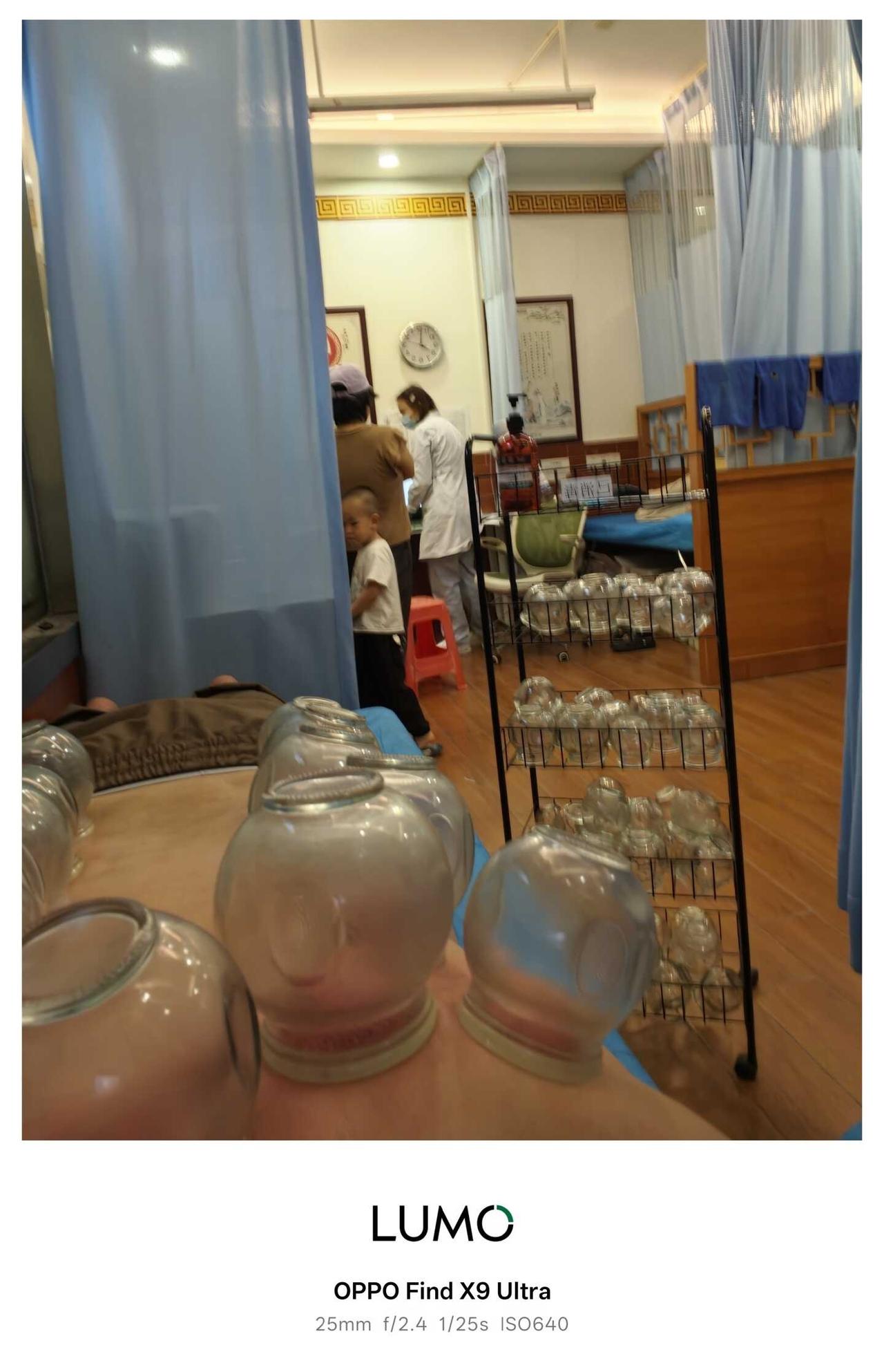 中医馆里的日常，拔罐、艾灸，感受传统理疗的松弛感。室内灯光环境复杂，原相机依旧保