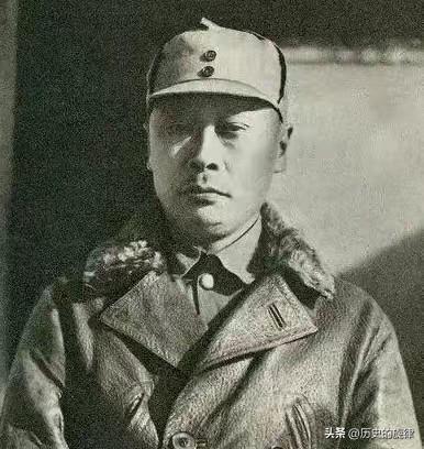 1938年新四军司令买烟，一眼看穿店主破绽，开枪后扒开内裤，真相令人脊背发凉
 