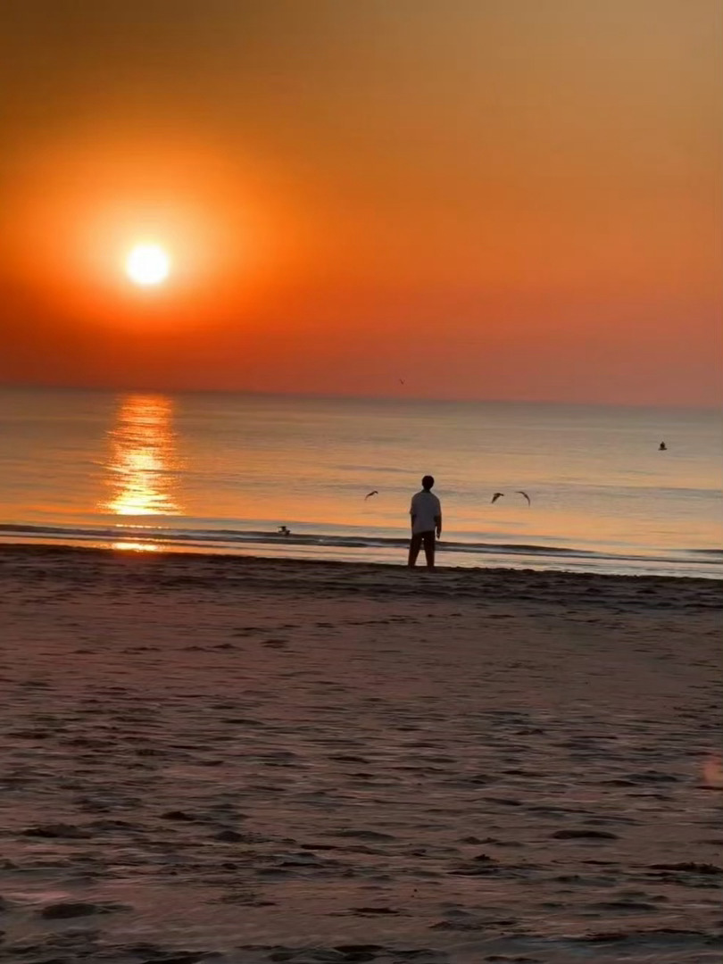 网友拍日出拍到了易烊千玺易烊千玺和日出一起来了美好就这样不期而遇