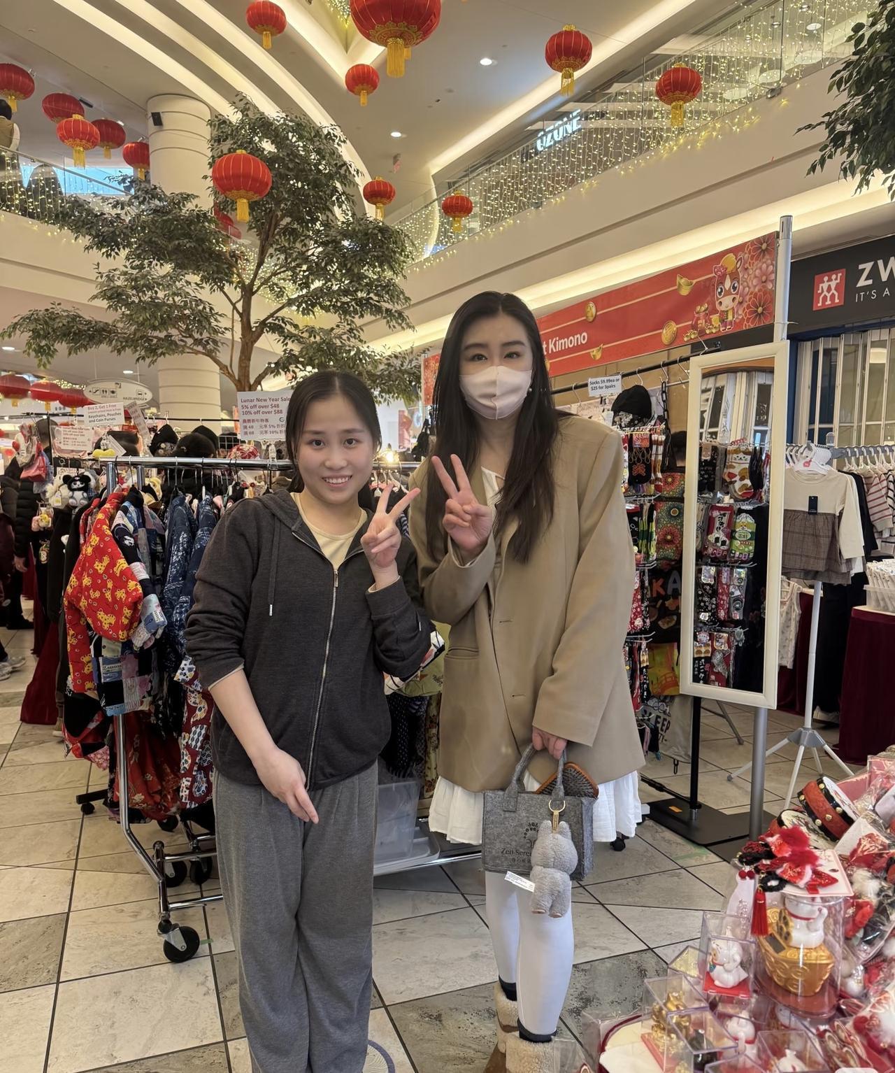 王祖贤现身温哥华商店购物，她的穿衣打扮时尚年轻，在人群中很是显眼，引来粉丝的合影