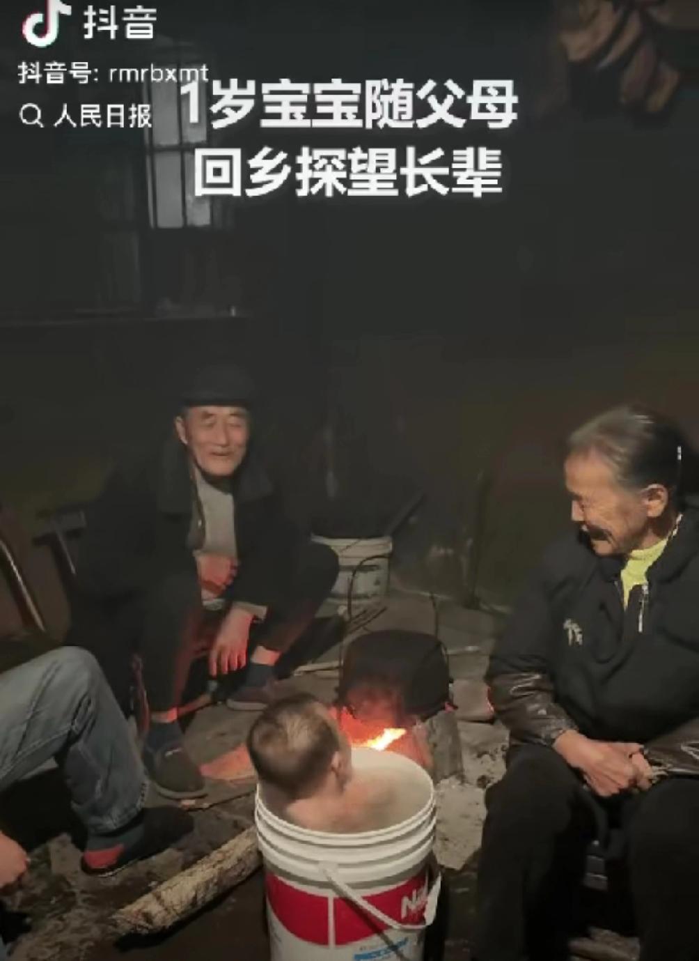 1岁宝宝上人民日报了！”近日湖南怀化，一个1岁的萌娃跟着爸妈跨越3百公里回到乡下