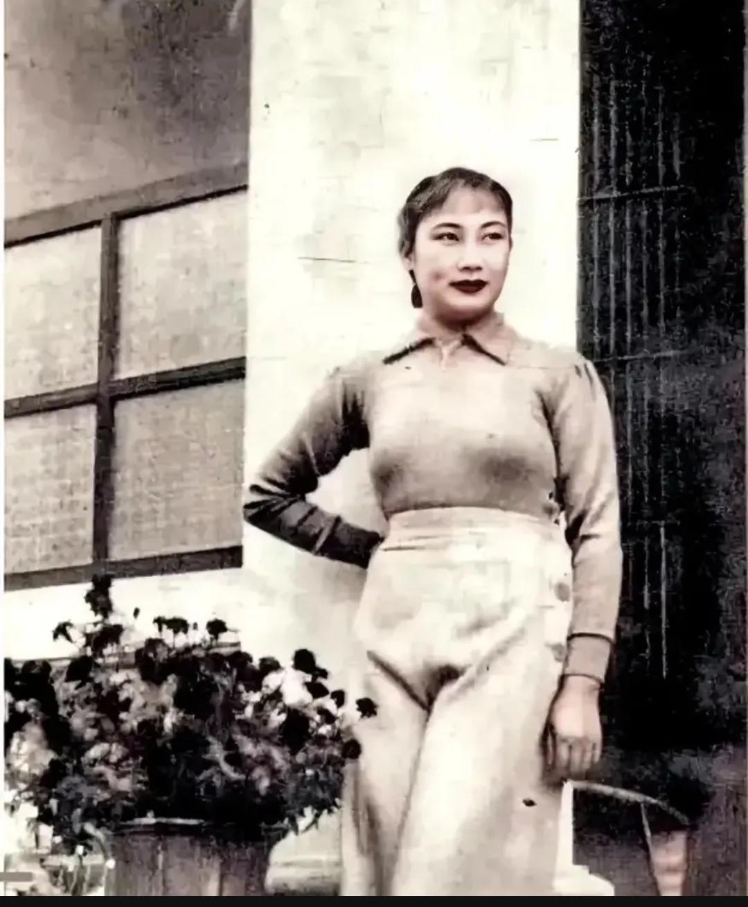 30年代，民国美女胡蝶，留下的一张老照片，照片中的她轻轻靠在墙边，面对着镜头，展