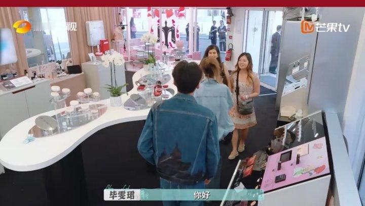 张予曦美妆脑上线《巴黎合伙人》名场面预定，张予曦凭借美妆知识巧妙化解顾客对产品的