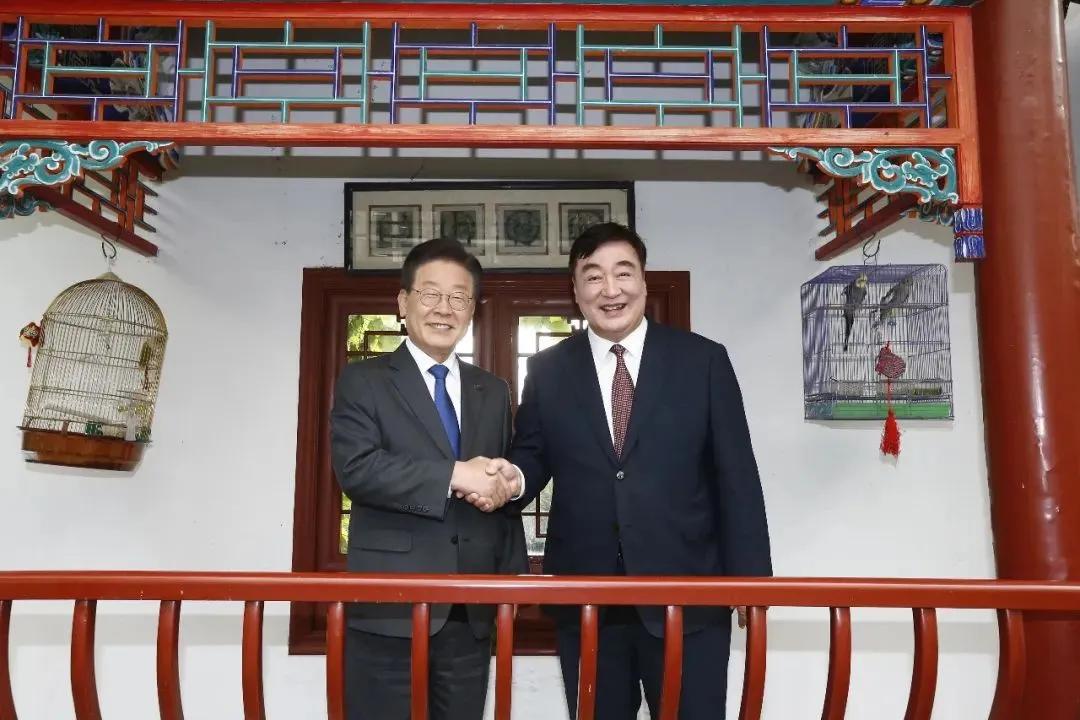 邢海明大使8日在大使官邸邀请共同民主党党首李在明共进晚餐时表示：“美国正竭力打压