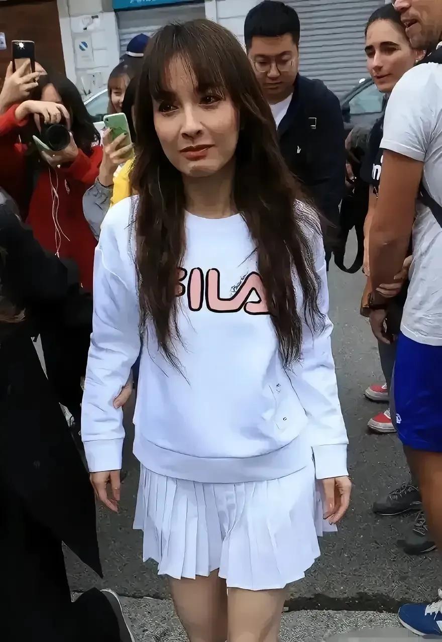 再也不信什么明星变美变漂亮了，都是包装出来的！
看吴昕这生图，才知道原来综艺节目