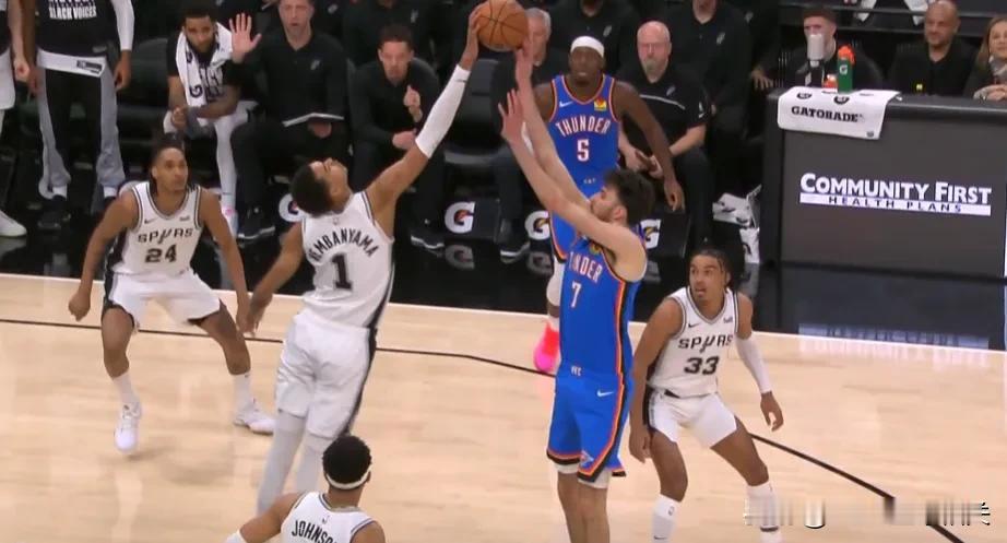 NBA赛场镜头：或许这记正面封盖就预示了本赛季的最佳新秀的争夺已经结束，文班亚马