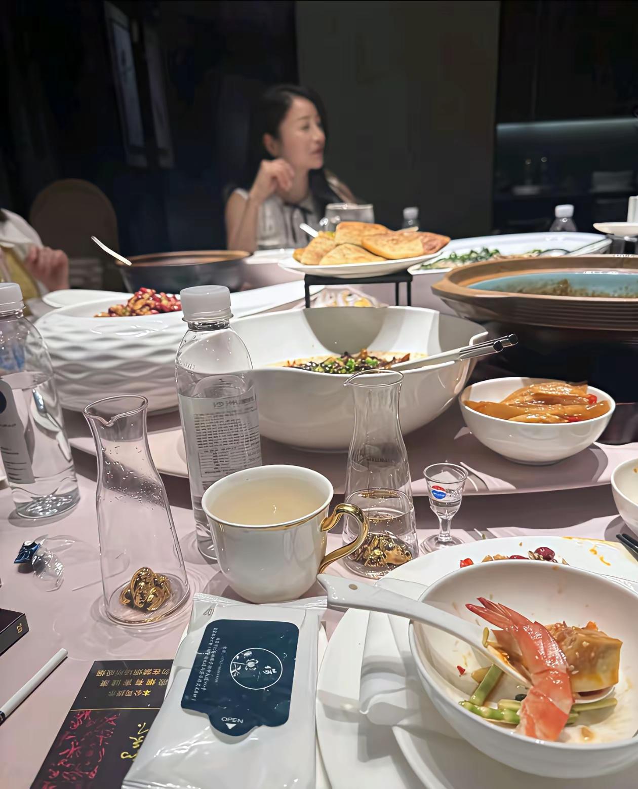 这吃的不是饭，是身份和地位。
