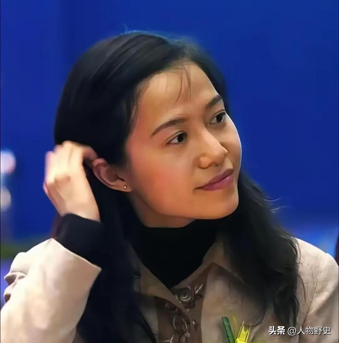 翁帆搬出清华园了。没争没抢，也没留下一儿半女。她就这么平静地带上老妈和侄女，跑去