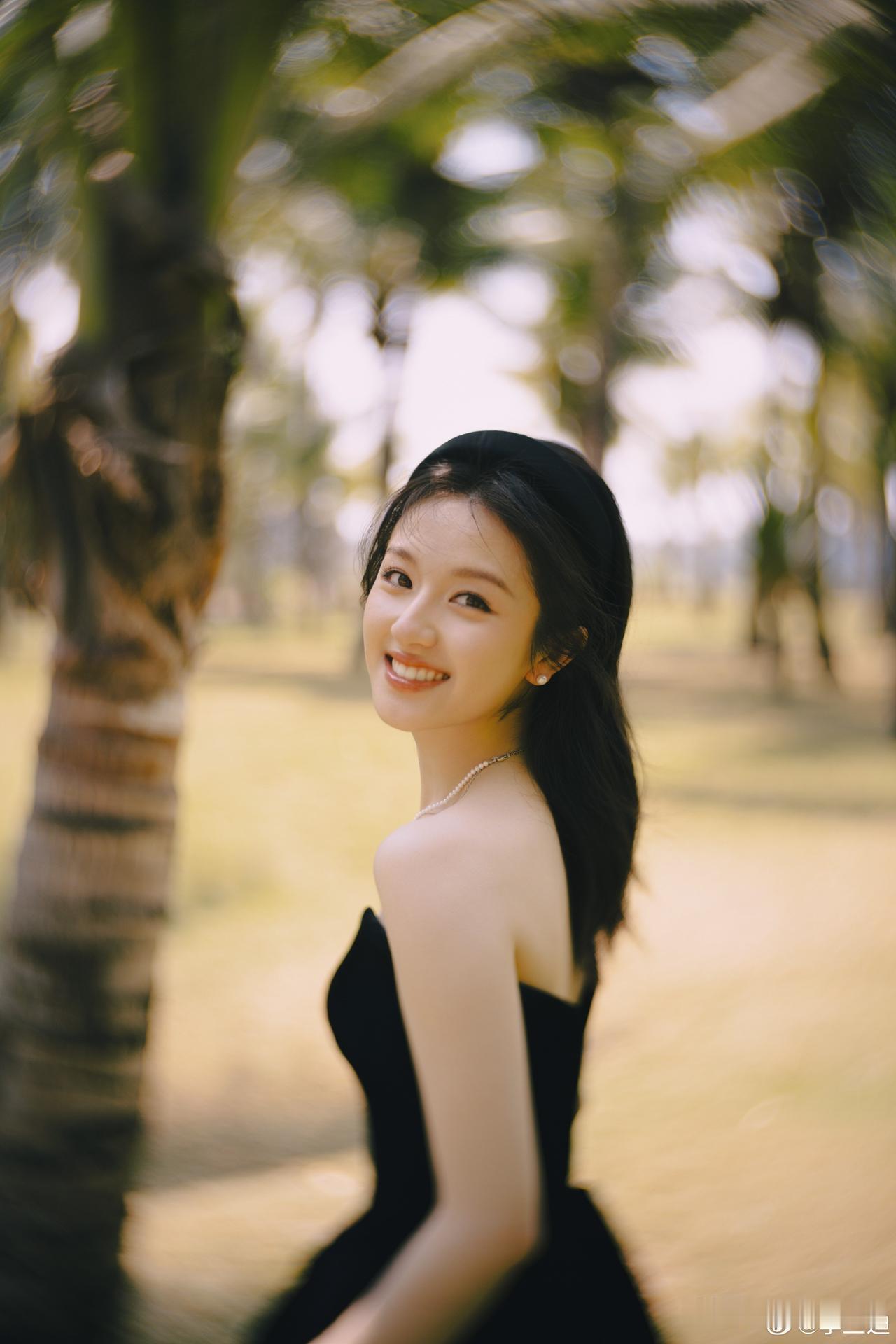 李兰迪度假穿搭来啦！黑色V领上衣配白色长裙，美得不可方物！

李兰迪的度假风穿搭