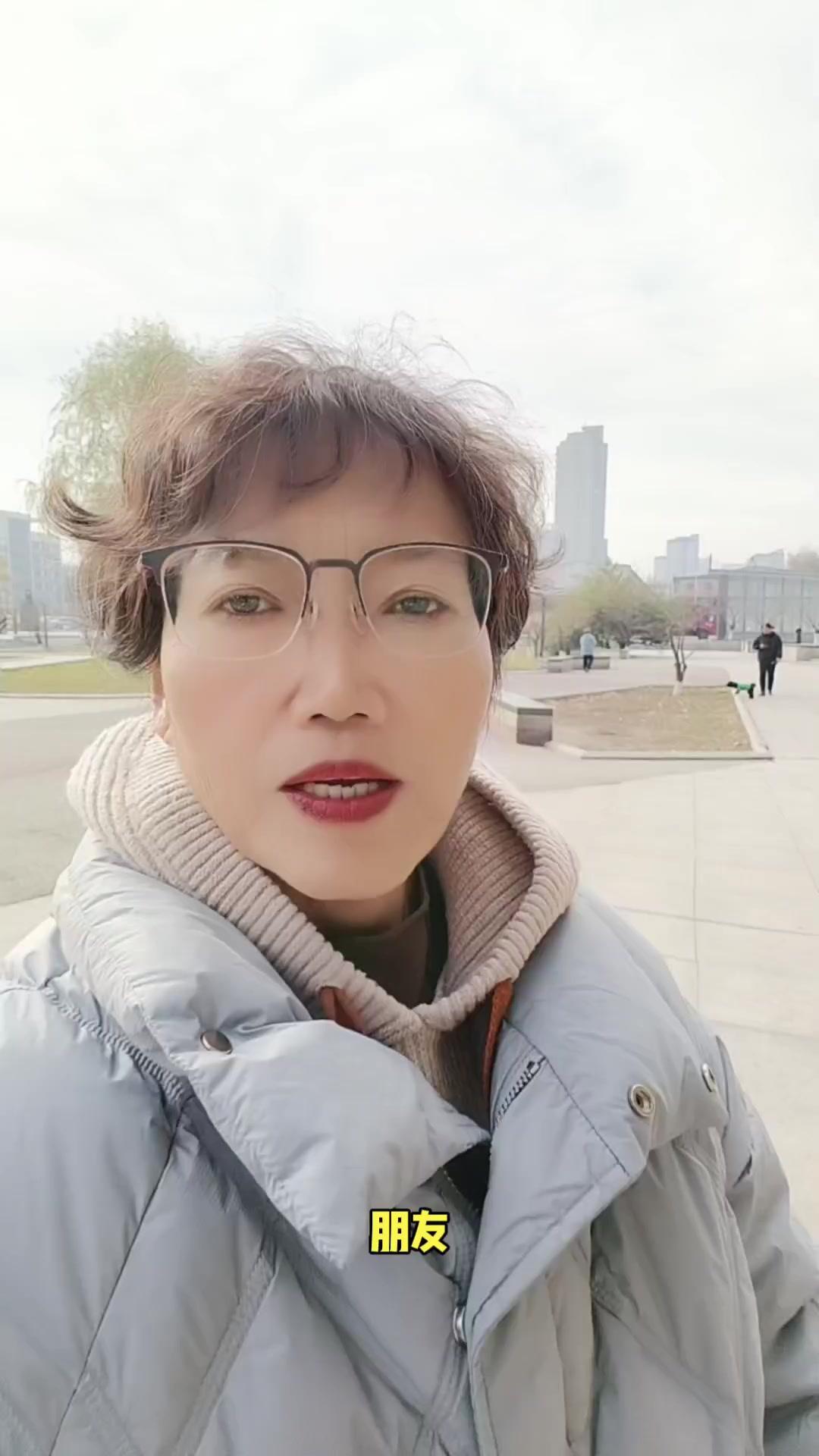 如何放下过去拥抱未来？🌿别总抱着过去不放，你拿什么去迎接崭新的未来呢？
1️⃣