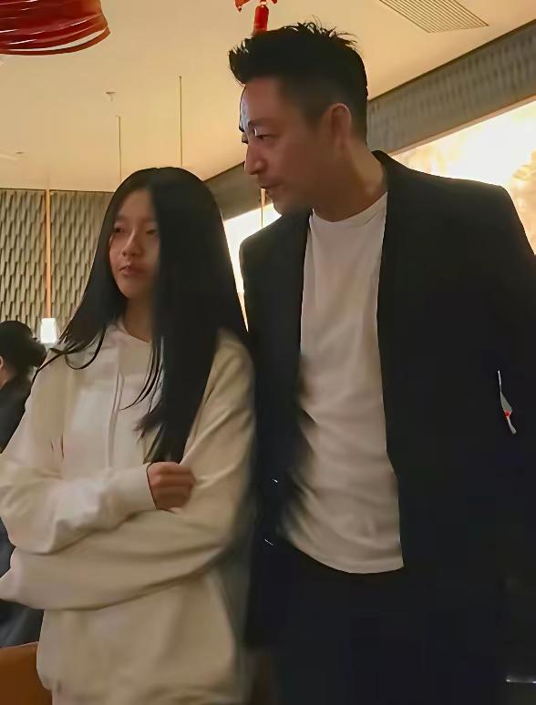 小玥儿这孩子，越看越觉得舒服。
 
不是那种精心包装过的精致，是带着点野生感的好