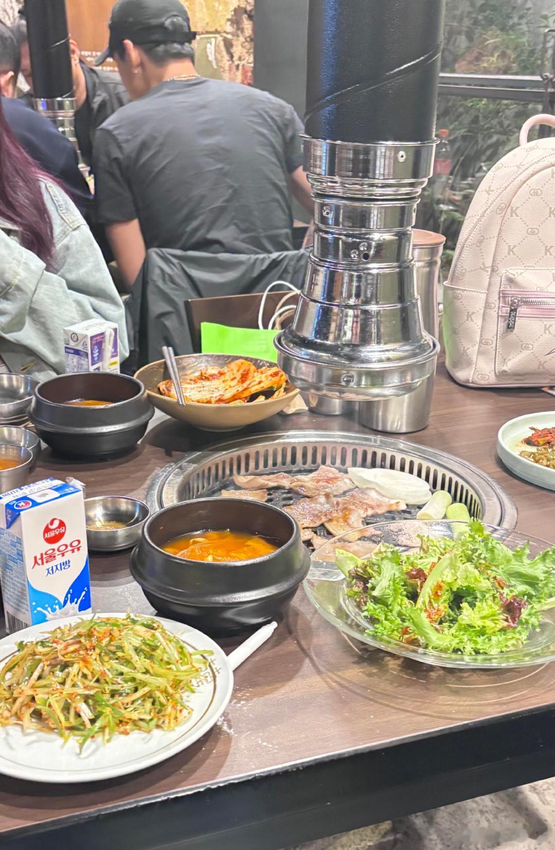 偶遇黄旭熙吃烤肉网友在韩国偶遇黄旭熙吃烤肉，网上说说就算了，现实中看到黄旭熙谁不