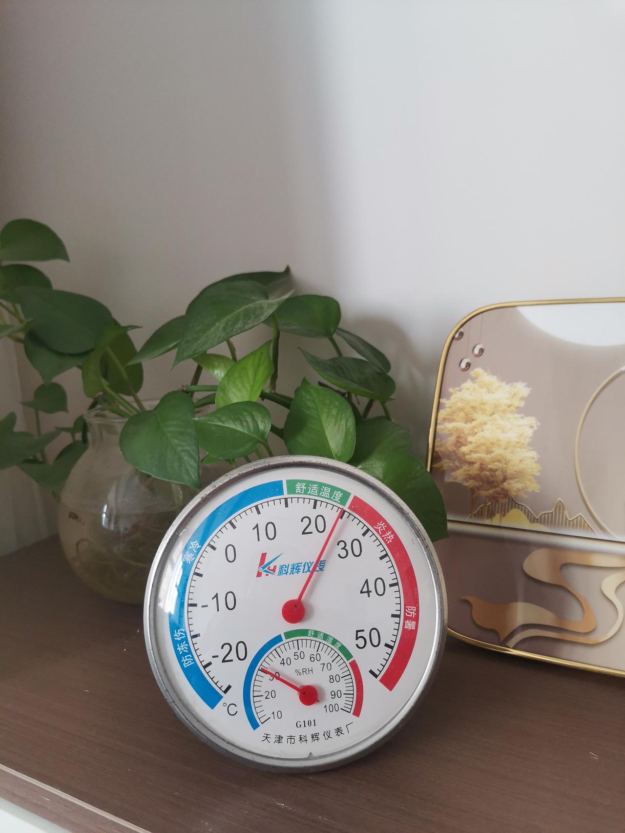 尽管这几天天气就像过山车，忽高忽低，大幅度变动，但屋内始终保持在25度室温，这是