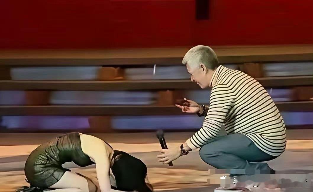 黄圣依2012年的时候拜赵本山为师，那时候赵本山一句玩笑话，黄圣依当场下脆，黄圣