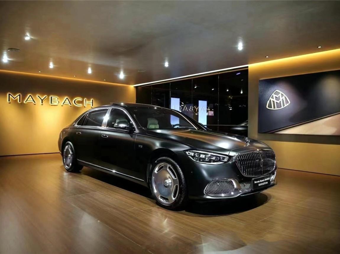 迈巴赫 S680 匠心高定版 哑光黑/游艇蓝去年刚上市那会儿加120万，落地要5