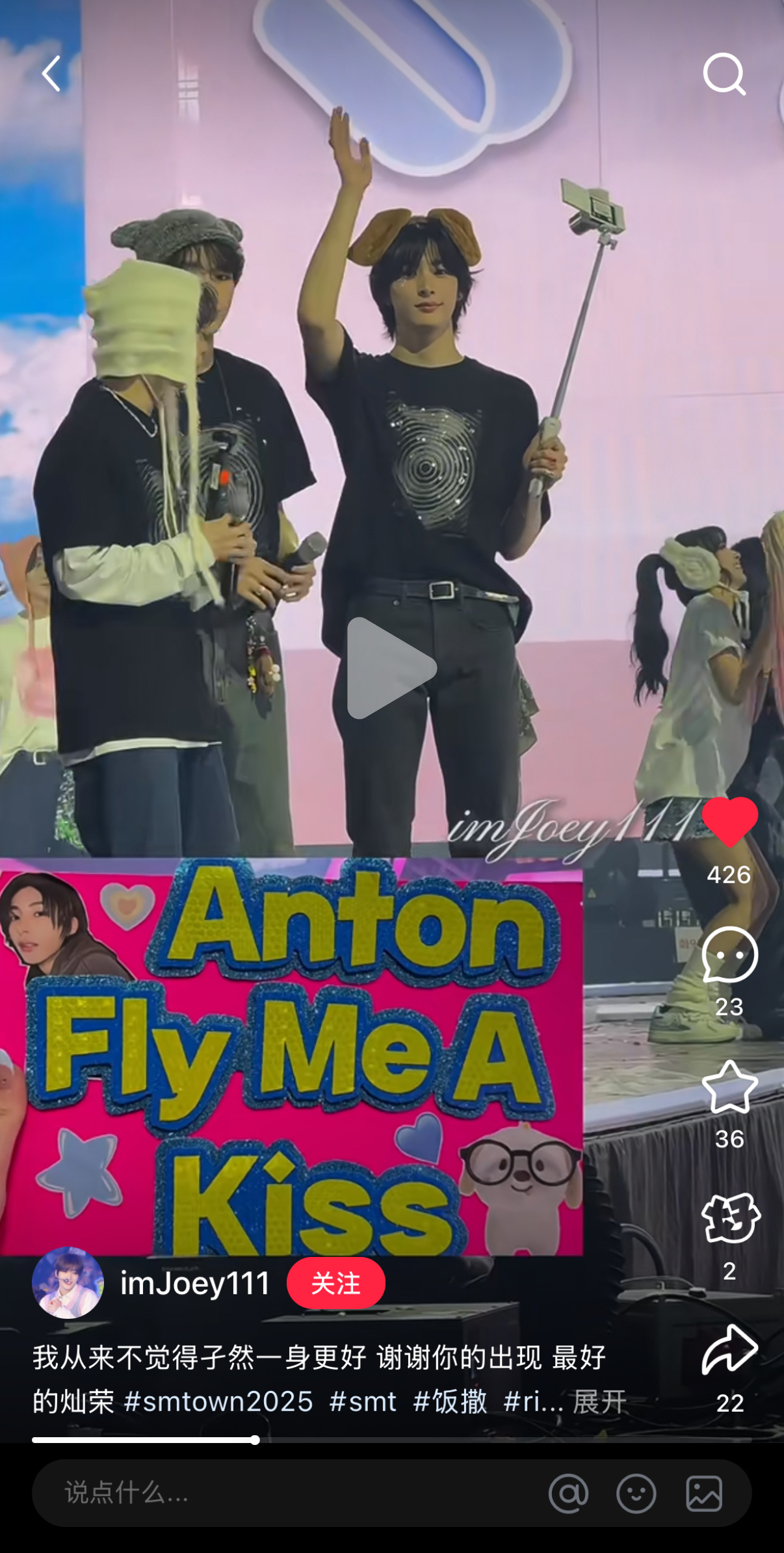 看这个视频，李灿荣好像真的有长高诶🤔好瘦长的一条桶，好棒的身材比例… 