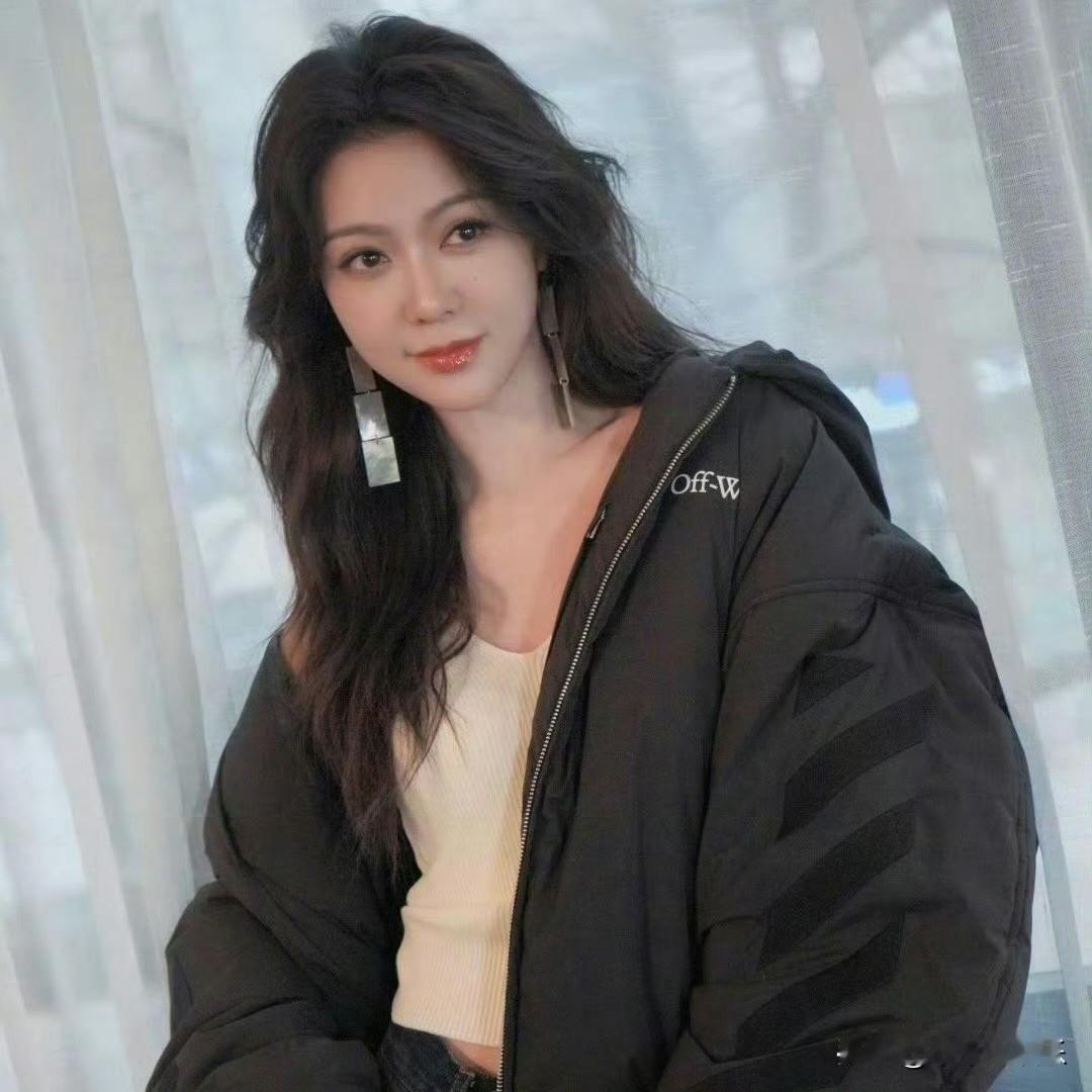 44岁的薛凯琪宛如被时光遗忘，少女感依旧爆棚。舞台上，她身着甜美裙装，身姿轻盈灵