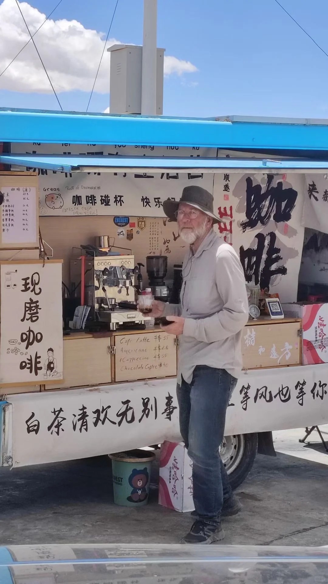 我从不反对西藏的公路咖啡，虽说起步28/杯，普遍36/杯，虽说是路上都...