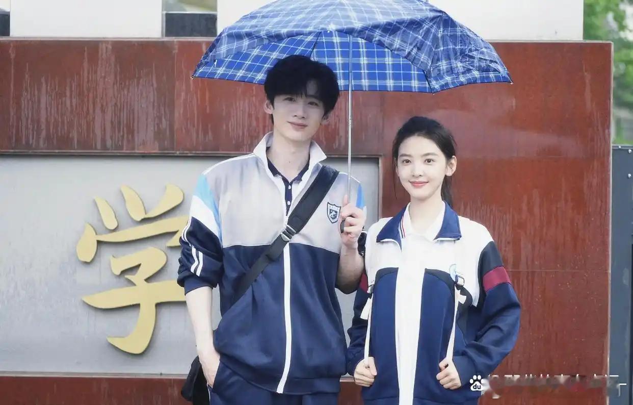 在现代言情小说这个领域里，《难哄》还是有一定知名度的，加上前两年这部剧的姊妹篇《