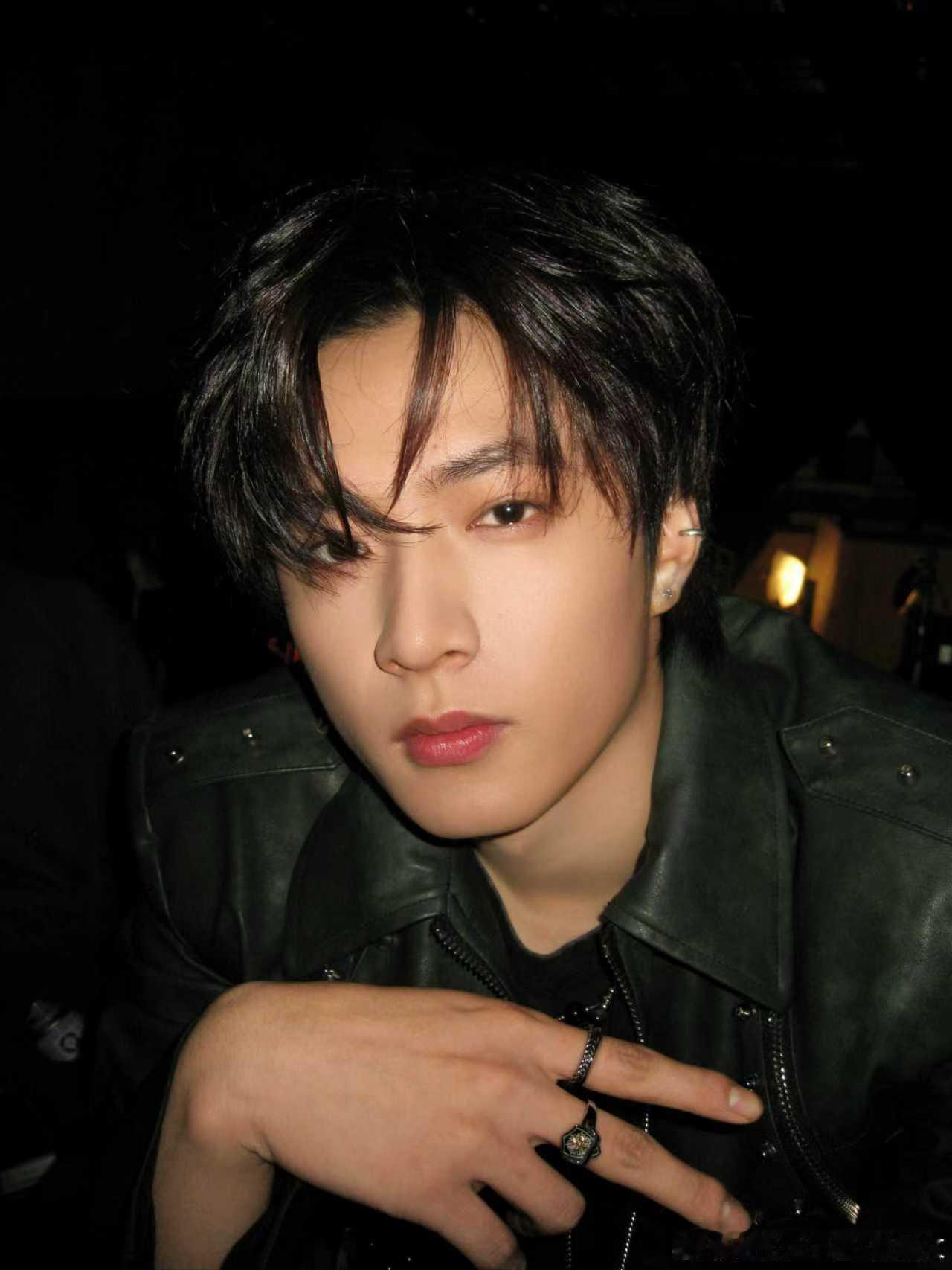 刘耀文黑皮衣耳夹look刘耀文黑皮衣Too曼尼 刘耀文黑皮衣Too曼尼，刘耀文黑