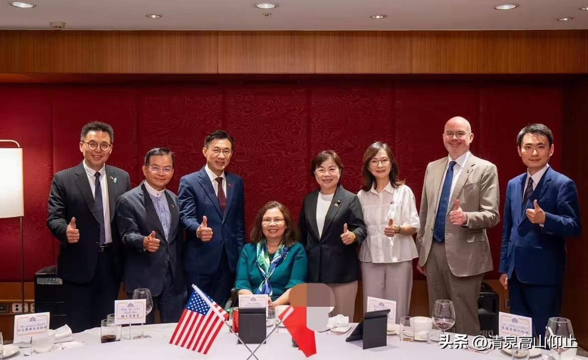 媚骨杨琼璎！

看到杨琼璎的发文及图片，再次无语，一个小小美国联邦参议员竟被如此