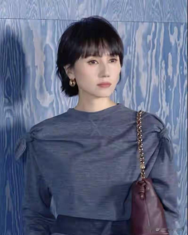 我宣布，
袁泉，
大概率是内娱这么多女明星里，出现在公共场合穿的最得体的演员，没