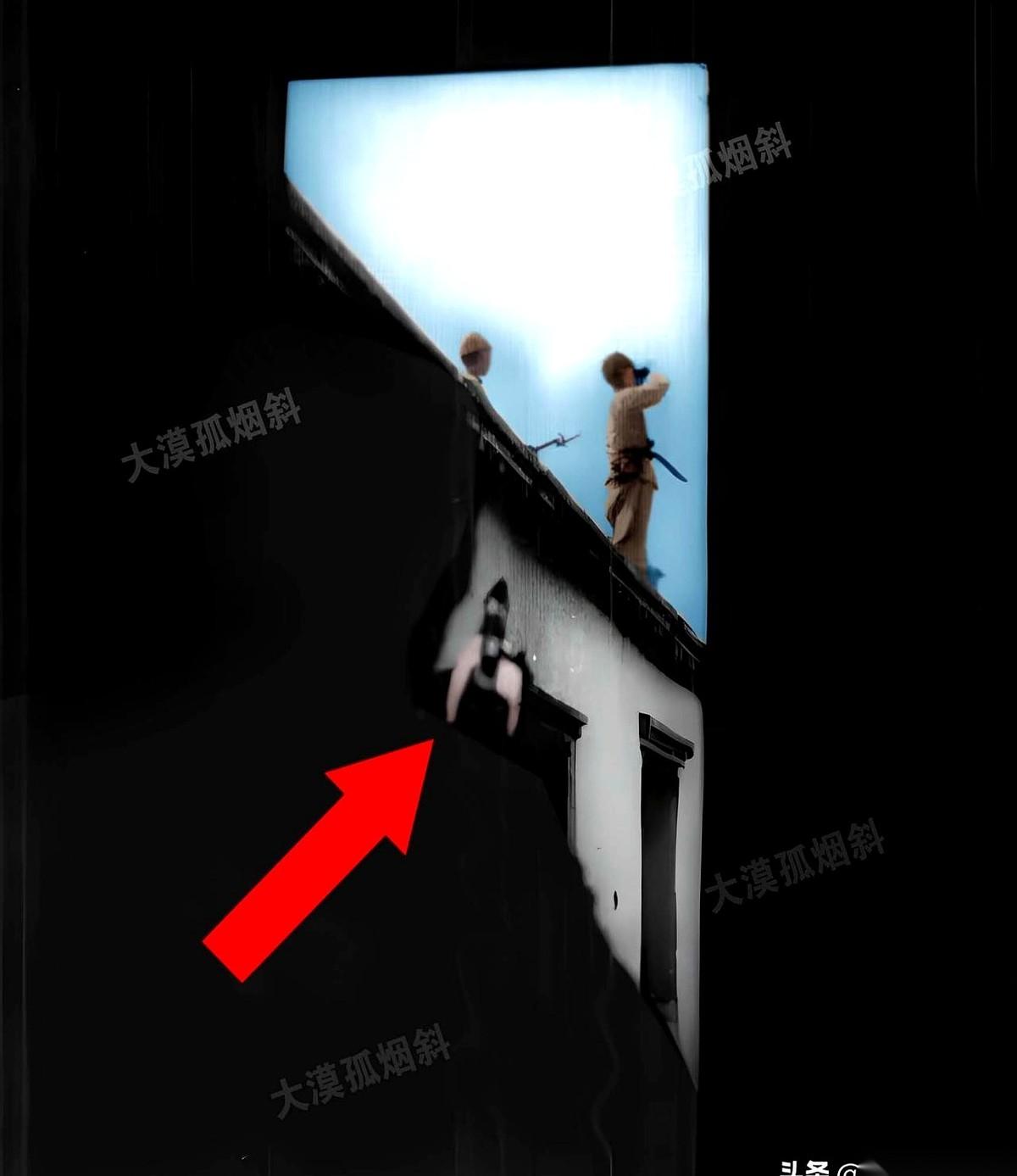 他死前的最后一秒在干嘛？
在房顶上，端着望远镜，以为自己是这片土地的主宰。
他不