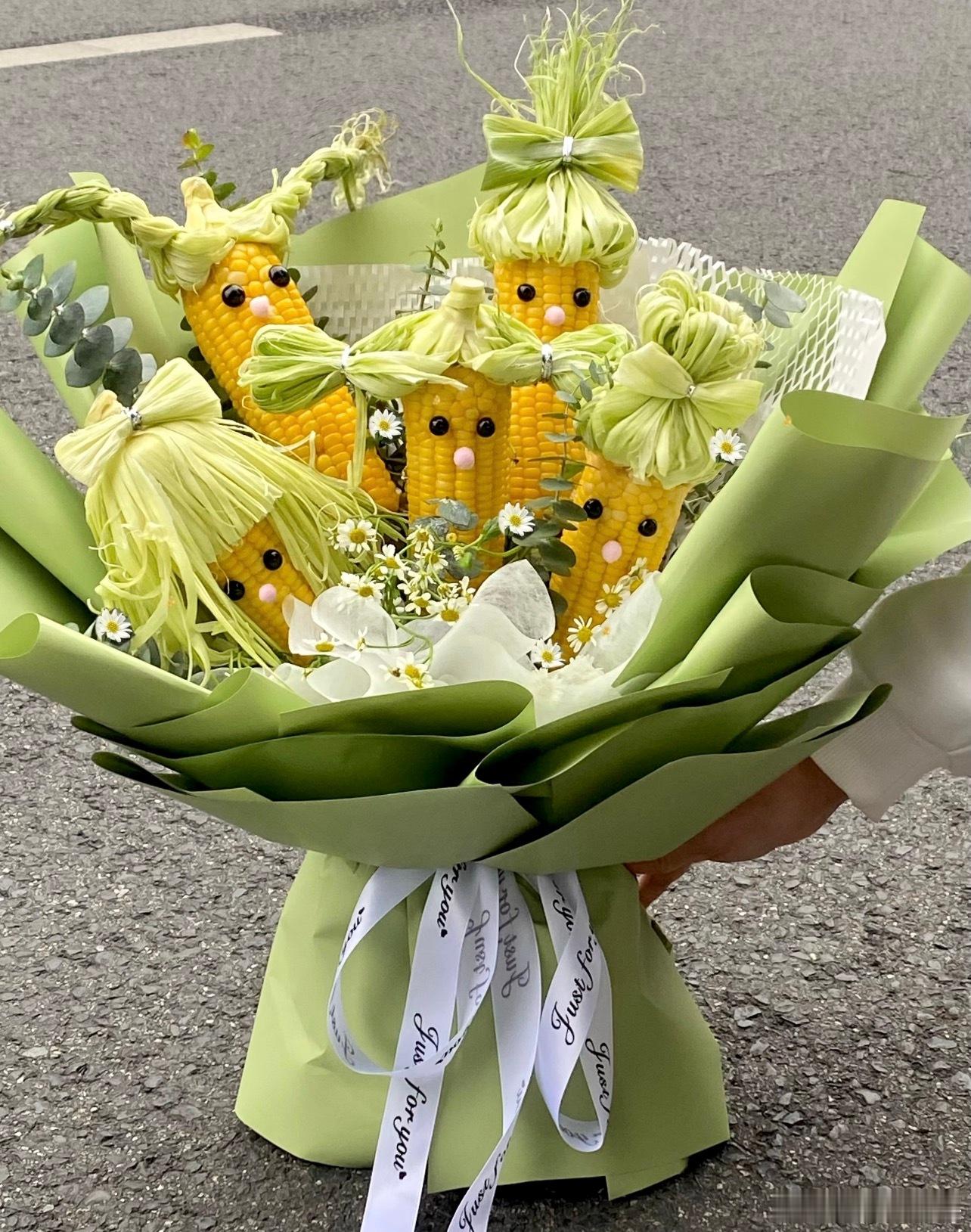 第一次见拿玉米做花的网友太有才了！玉米花束又可爱又实用！