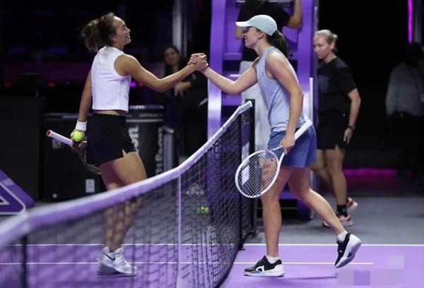 郑钦文对阵萨巴伦卡这是什么运气呢？她首秀就碰上了萨巴伦卡，这可是场硬仗！
两人今