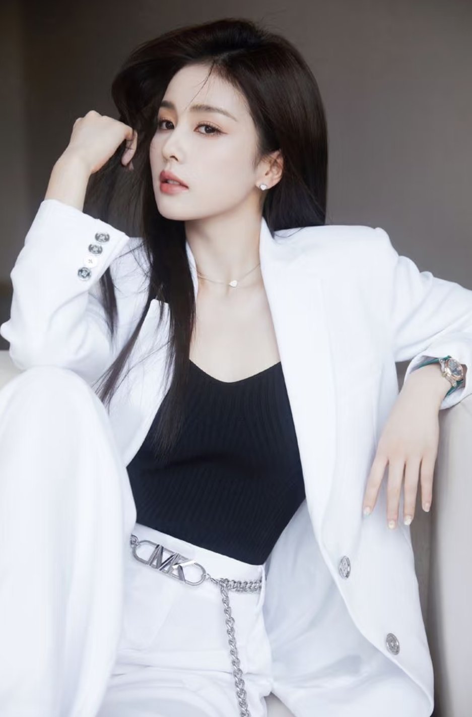 白西装的白鹿太美啦～ ​​​